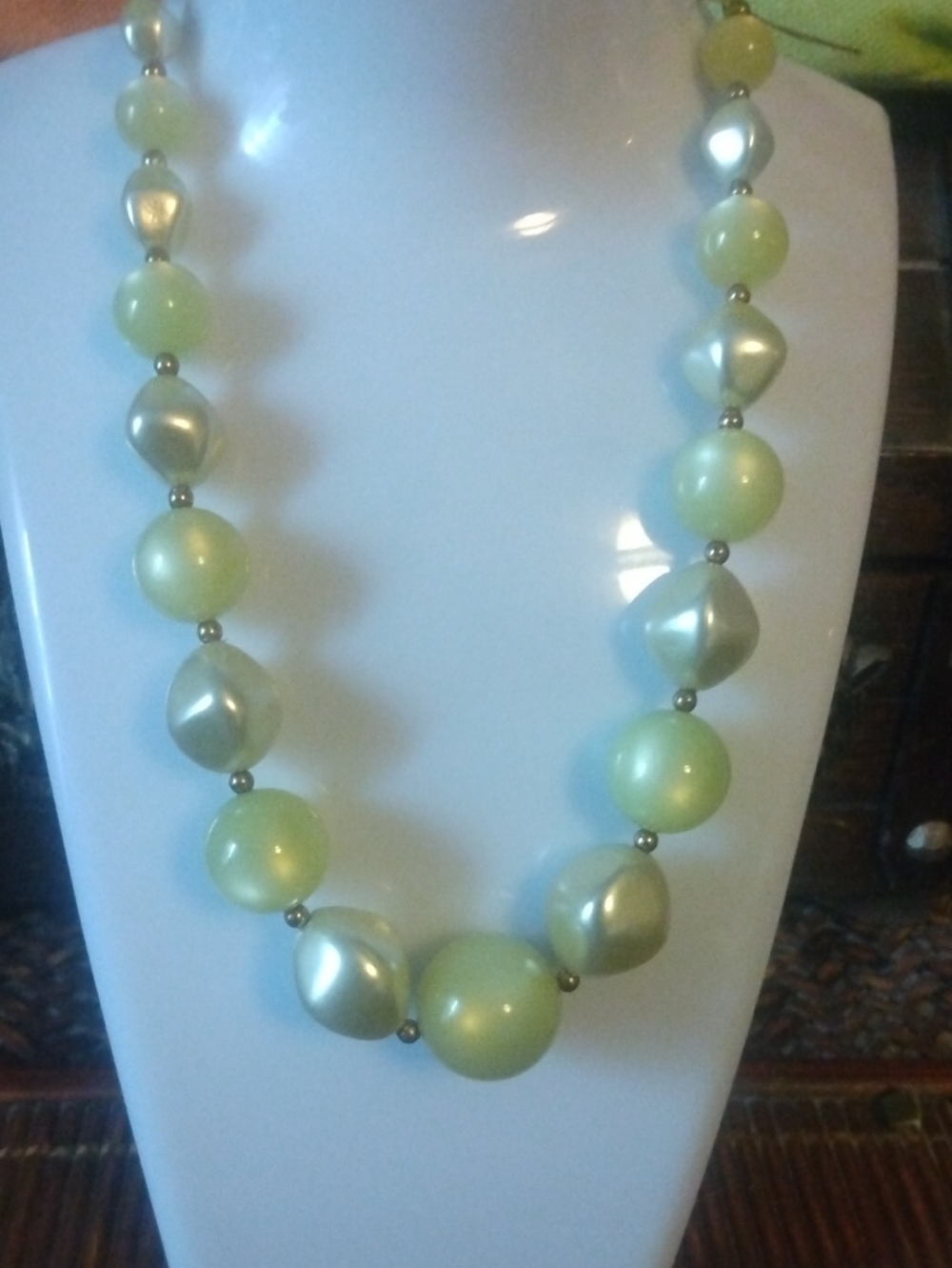 Elegant Vintage Green Beaded Necklace  Glass & Faux Pearl Accents